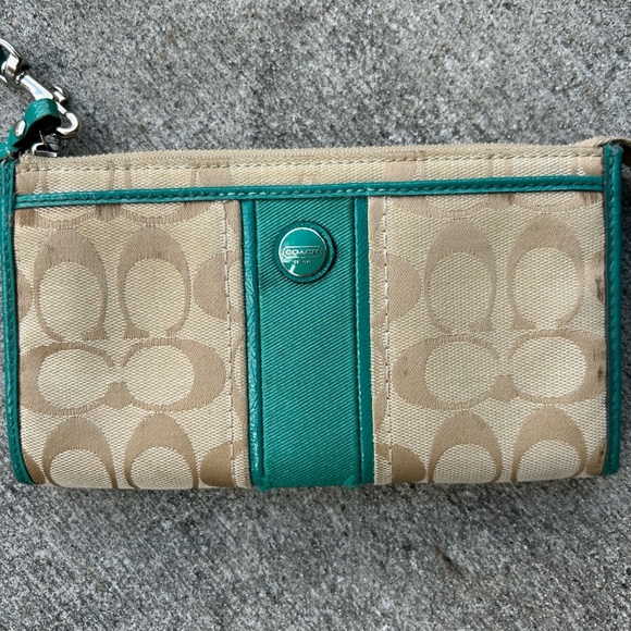 Coach signature C’s wristlet walker purse Green - Picture 2 of 5